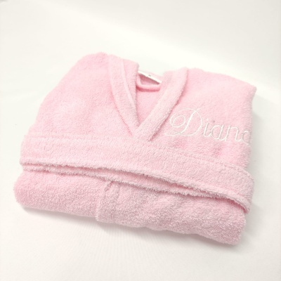 Robe de banho rosa com bordado 'Diana' dobrado em fundo branco