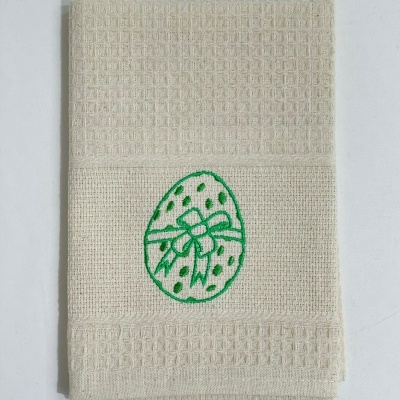 Toalha de cozinha bege com bordado verde de ovo com laço