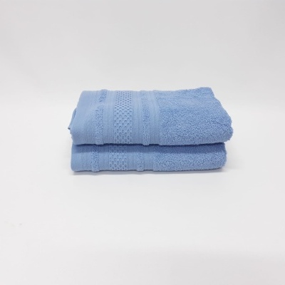 Toalhas azuis empilhadas com padrão decorativo em relevo