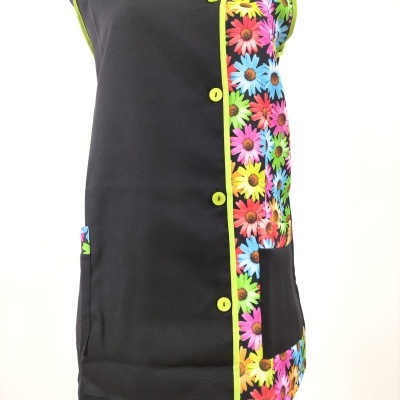 Avental preto com padrão colorido de flores e botões amarelos