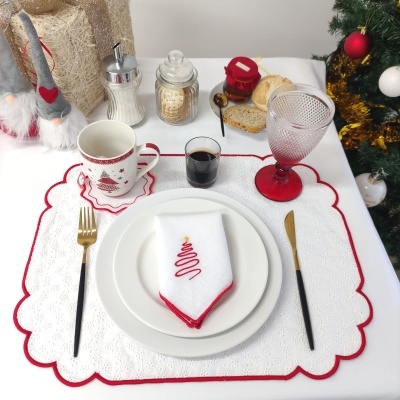 Conjunto de louça com temática natalícia em mesa decorada.