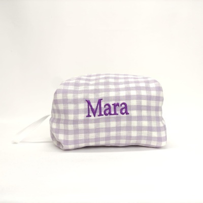 Necessaire lilás e branca com nome bordado Mara