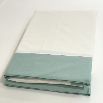 Lençol branco com bainha verde água dobrado