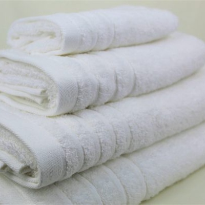 Conjunto de toalhas brancas empilhadas com textura felpuda