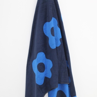 Toalha de banho azul com padrão de flores pendurada