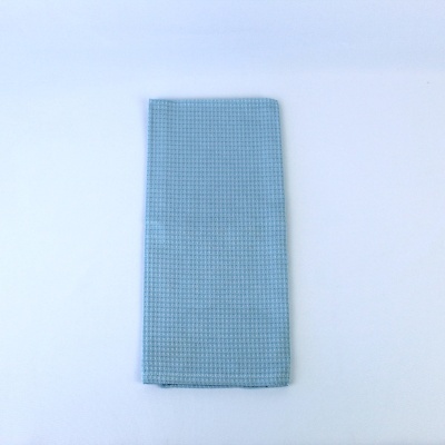 Toalha azul dobrada com padrão texturizado