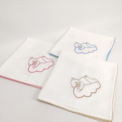 Toalhas brancas de bebé com ursinhos bordados em rosa, azul e bege