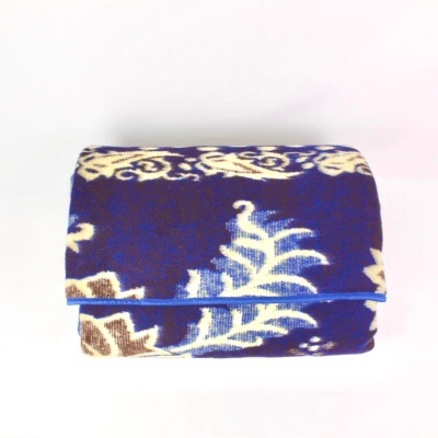 Carteira pequena de tecido com padrão floral azul, bege e castanho