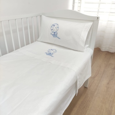 Roupa de cama branca para berço com bordado azul de balão e nuvem