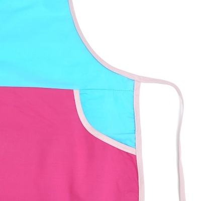 Avental azul claro e fúcsia com bordas rosa claro e tira branca para amarrar