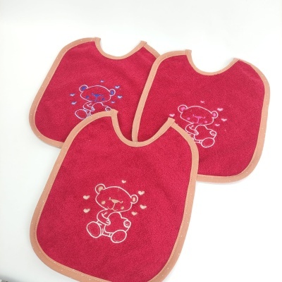 Três babetes vermelhos com ursinho branco e bordas cor de rosa