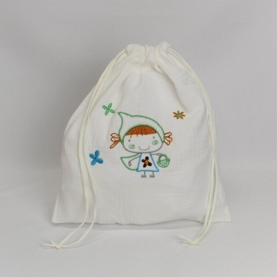 Saco branco de tecido com bordado de personagem infantil e flores