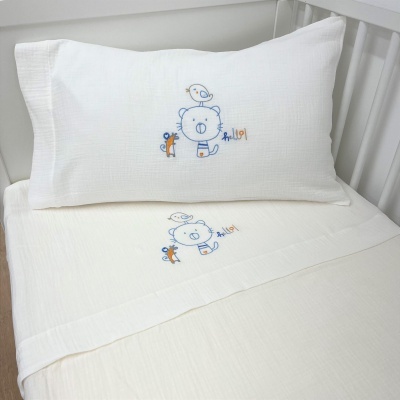 Roupa de cama branca com bordado de ursinho e pássaro para berço