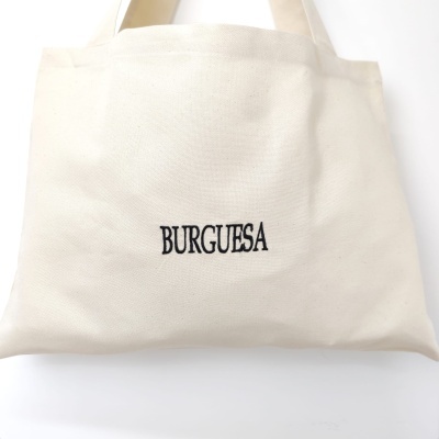 Saco de tecido cru com a palavra BURGUESA bordada