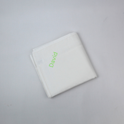 Pano de tecido branco dobrado com nome David em verde claro