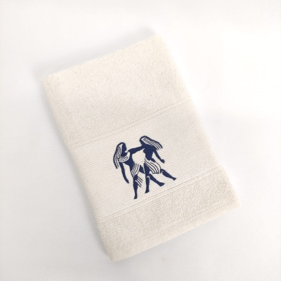 Toalha branca com bordado azul de dois personagens