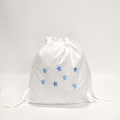 mochila saco branca com estrelas azuis bordadas