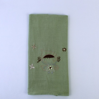Toalha de tecido verde com bordado de menina e flores