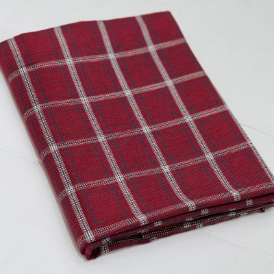 Pano de tecido xadrez vermelho, branco e preto dobrado