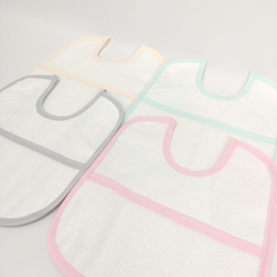 Babete branco com contornos coloridos pastel em cinza, amarelo, verde água e rosa.