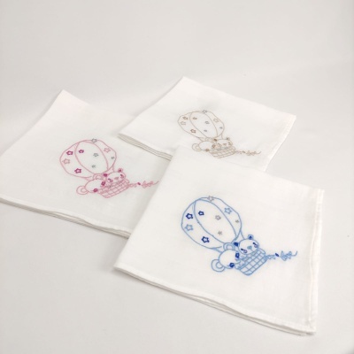 Três lenços brancos com ursinhos bordados em balões coloridos