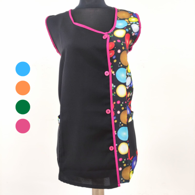 Colete preto com padrão colorido de bolas e botões rosa