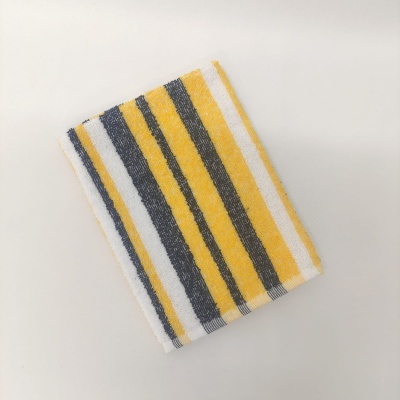 Toalha de tecido felpudo com riscas amarelas, brancas e cinzentas dobrada