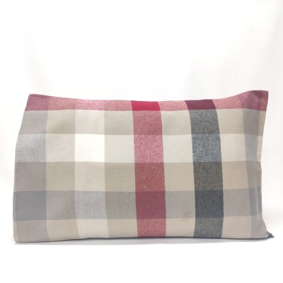 Travesseiro xadrez com várias cores sobre fundo branco