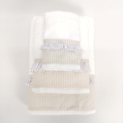 Conjunto de toalhas brancas com faixa decorativa bege às riscas e folhos brancos