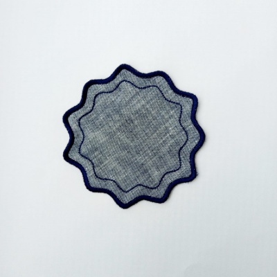 Patch de tecido cinzento com borda ondulada azul escura