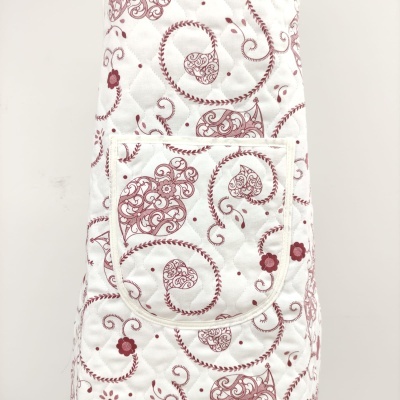 Avental branco acolchoado com padrão decorativo vermelho e bolso frontal