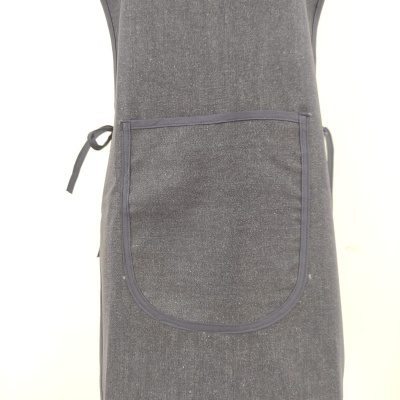 Avental cinzento com bolso frontal e fitas para amarrar