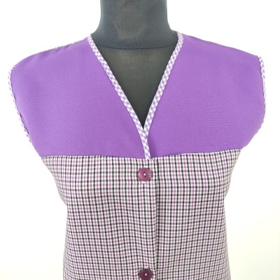 Colete de senhora roxo com padrão xadrez e botões