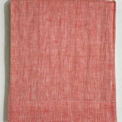 Toalha vermelha com costura decorativa