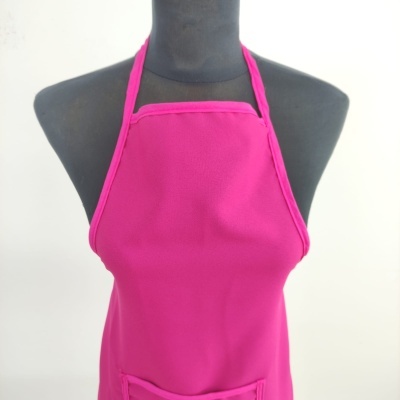 Avental rosa com alças e bolso frontal em manequim preto