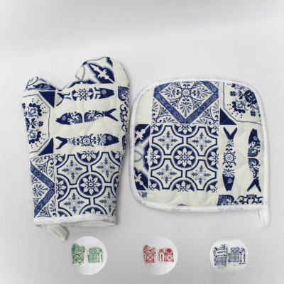 Conjunto de luva e pega para forno com padrão de azulejos azuis e peixes em tecido branco