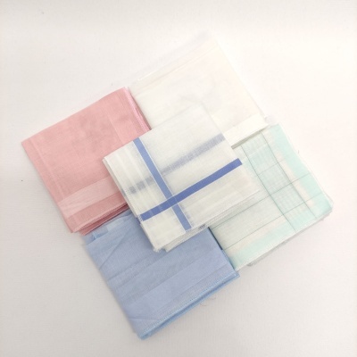 Conjunto de cinco lenços de algodão com várias cores e padrões de riscas