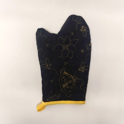 Luva de forno azul com padrões dourados e acabamento amarelo