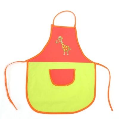 Avental infantil vermelho e verde com estampa de girafa e bolso frontal