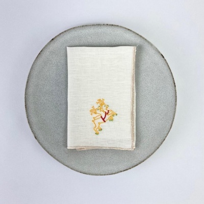 Guardanapo branco bordado com cavalo em prato cinza
