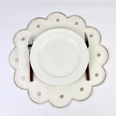 Jogo americano branco com pontos cinzentos, prato branco, garfo e faca