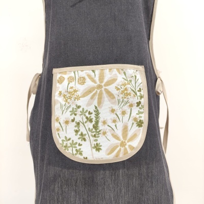 Avental cinza escuro com bolso floral bege e verde