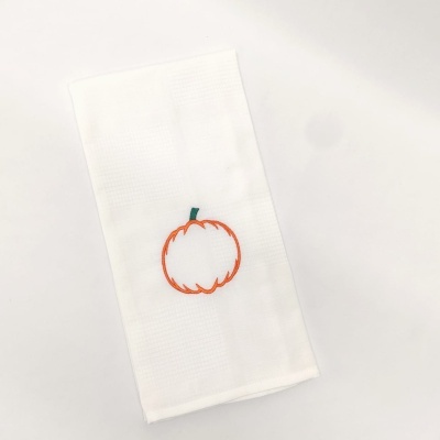 Pano de cozinha branco com bordado de abóbora laranja