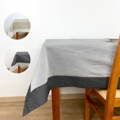 Toalha de mesa bicolor cinza claro e escuro numa mesa de madeira com cadeira