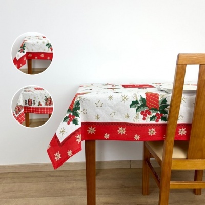 Toalha de mesa natalícia branca e vermelha com motivos festivos numa mesa de madeira