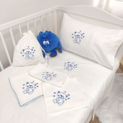 Conjunto de roupa de cama para berço branco com bordados azuis de ursinho