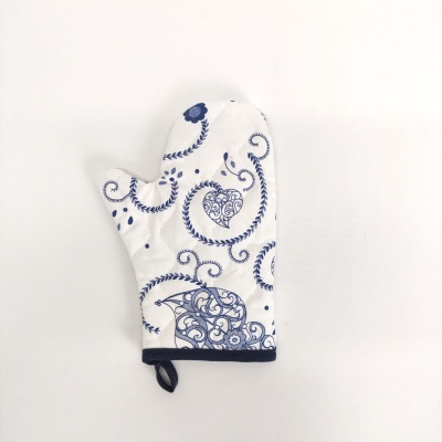 Luva de forno branca com padrão azul floral e detalhes de corações