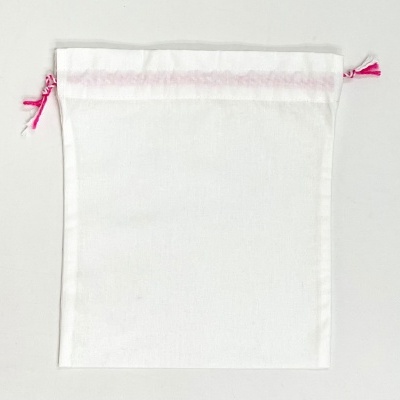 Saco de tecido branco com cordões rosa e branco