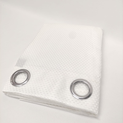 Pano branco texturizado com ilhós metálicos prateados