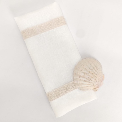 Guardanapo branco com riscas bege e concha marinha clara
